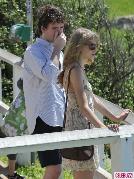 Taylor Swift và em trai trên bãi biển Bondi